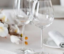 posizione e scelta dei bicchieri a tavola: le regole del galateo                                    